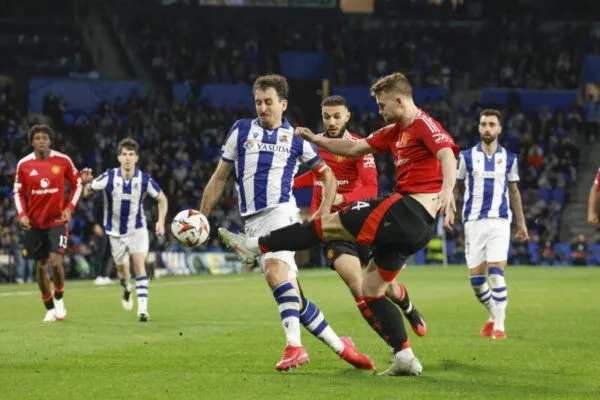 Mikel Oyarzabal disputa un balón ante el defensa del Manchester United Matthijs de Ligt en el primer partido de octavos de final de la Europa League.