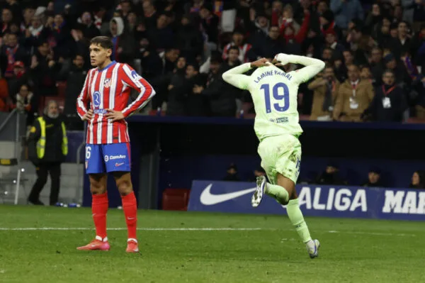 El delantero del FC Barcelona, Lamine Yamal, celebra el tercer gol durante el encuentro correspondiente a la jornada 28 de Laliga EA Sports que disputaron Atlético de Madrid y FC Barcelona en el estadio Metropolitano, en Madrid. EFE / J.J.Guillen