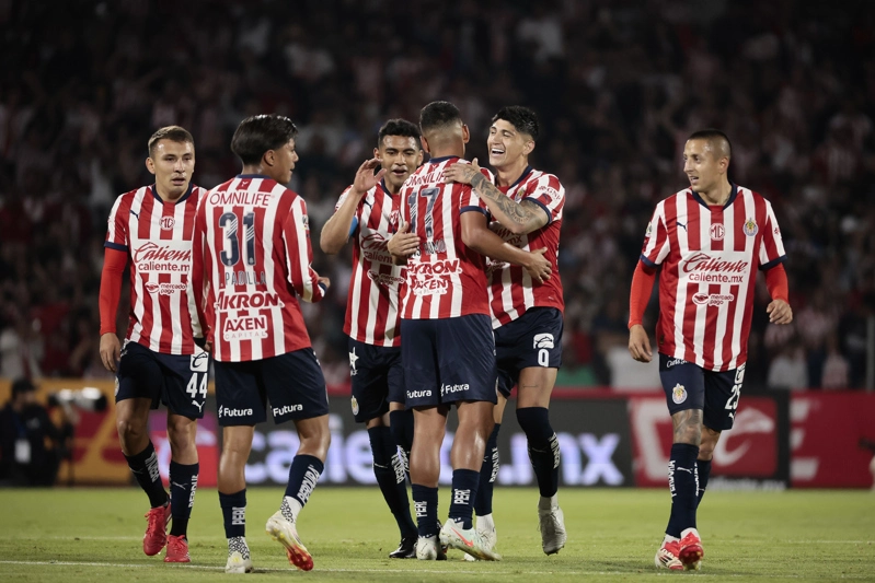 CIUDAD DE MÉXICO (MÉXICO), 02/03/2025.- Jugadores de Guadalajara celebran un gol este sábado, durante un partido de la jornada 10 del Torneo Clausura del fútbol mexicano entre Pumas y Guadalajara, en el Estadio Olímpico Universitario en Ciudad de México. EFE/José Méndez