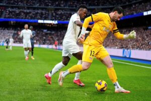 Augusto Batalla regateando a Vinicius Junior en el encuentro entre el Real Madrid y el Rayo Vallecano.