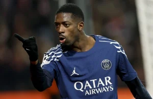 GUINGAMP (France), 11/02/2025.- Ousmane Dembele of PSG celebrates after scoring his team's third goal against Brest captain Brendan Chardonnet during the UEFA Champions League knockout phase play-offs 1st leg match between Stade Brest and Paris Saint-Germain, in Guingamp, France, 11 February 2025. (Liga de Campeones, Francia) EFE/EPA/YOAN VALAT