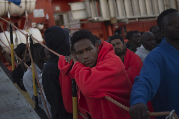 Migrantes esperan días en la calle para ingresar a España desde África
