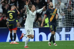 El centrocampista croata del Real Madrid Luka Modric (c) celebra el primer gol de su equipo durante el partido de LaLiga entre el Real Madrid y el Girona.