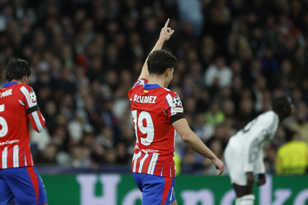 El delantero argentino del Atlético de Madrid Julián Álvarez celebra su gol, primero del equipo rojiblanco, durante el encuentro correspondiente a la ida de los octavos de final de la Liga de Campeones que Real Madrid y Atlético de Madrid disputaron en el estadio Santiago Bernabéu, en Madrid. EFE/Juanjo Martín