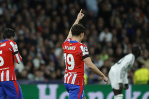 El delantero argentino del Atlético de Madrid Julián Álvarez celebra su gol, primero del equipo rojiblanco, durante el encuentro correspondiente a la ida de los octavos de final de la Liga de Campeones que Real Madrid y Atlético de Madrid disputaron en el estadio Santiago Bernabéu, en Madrid. EFE/Juanjo Martín