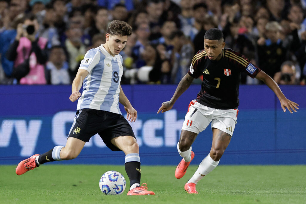 Julián Álvarez (i) de Argentina, que vuelve a estar en la cima del ranking FIFA, disputa un balón con Andy Polo de Perú, en un partido de las eliminatorias sudamericanas para el Mundial de 2026. EFE/ Juan Ignacio Roncoroni Eliminatorias Sudamericanas