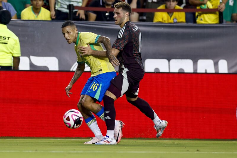 Guilherme Lopes (i), defensor de Brasil, en acción contra el delantero de México Santiago Giménez (d) durante un partido internacional de fútbol amistoso. EFE/EPA/ADAM DAVIS