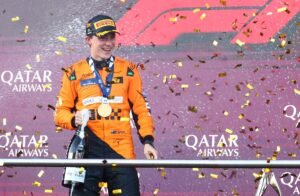 El piloto australiano Oscar Piastri, del McLaren F1 Team, celebra su victoria en Baku. EFE/EPA/ALI HAIDER