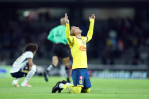 Cristian Calderón de América celebra en un partido por la jornada 8 del torneo Clausura 2025 de la Liga MX entre Pumas y América, en el estadio Olímpico Universitario de Ciudad de México (México). Fotografía de archivo. EFE/ Sáshenka Gutiérrez