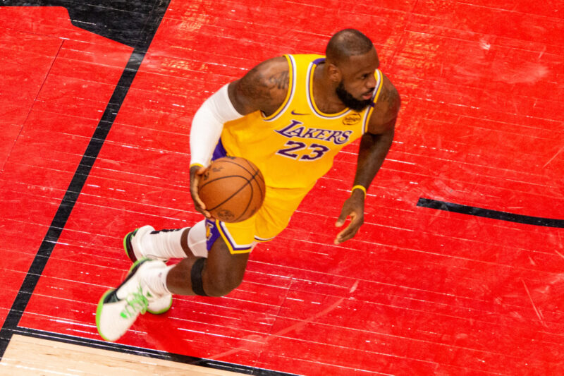 VIDEO ¡LeBron James supera los 50,000 puntos en la NBA!