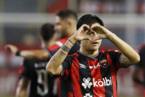 Diego Campos (d), de Liga Deportiva Alajuelense de Costa Rica, fue registrado este martes, 20 de agosto, al celebrar un gol que le anotó a Alianza FC de El Salvador, durante un partido del grupo B de la Copa Centroamericana de la Concacaf, en el estadio Cuscatlán de San Salvador (El Salvador). EFE/Rodrigo Sura