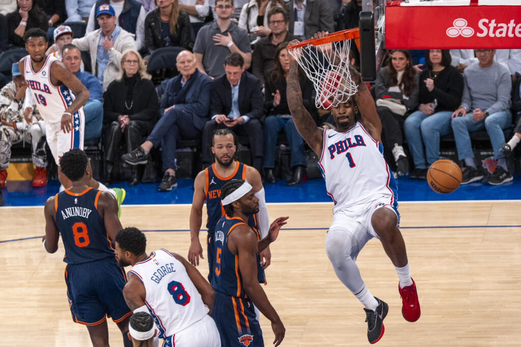 Andre Drummond (d) de los Philadelphia 76ers anota ante los New York Knicks. EFE/Angel Colmenares