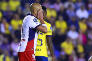 Javier Hernández del Guadalajara lamenta una jugada este miércoles, durante el partido de vuelta de los octavos de final de la CONCACAF Champions Cup 2025, en el estadio Ciudad de los Deportes en Ciudad de México (México). EFE/ Sáshenka Gutiérrez