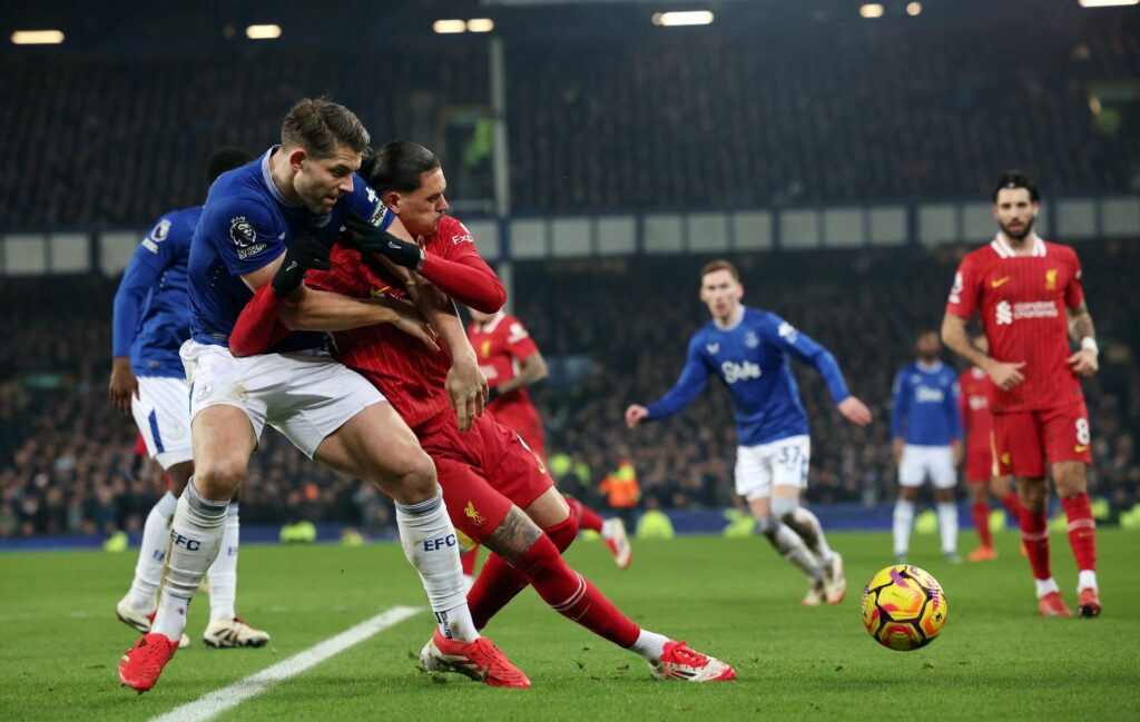 El delantero del Liverpool Darwin Nunez (2-I) en acción ante James Tarkowski (I), del Everton, durante el partido de la Premier League que han jugado Everton FC y Liverpool FC, en Liverpool, Reino Unido. EFE/EPA/ADAM VAUGHAN Puma