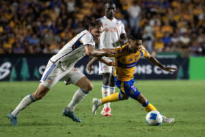 Javier Aquino (d) de Tigres disputa el balón con Lukas Engel de FC Cincinnati este martes, en un partido de vuelta de octavos de final de la CONCACAF Champions Cup entre Tigres y Cincinnati, en el Estadio Universitario de Monterrey (México). EFE/Miguel Sierra