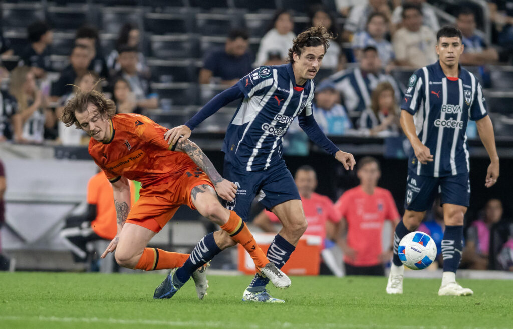 Jordi Cortizo de Monterrey disputa el balón con Alexander Achinioti de Forge FC en Copa de Campeones Concacaf 2025. EFE/ Miguel Sierra