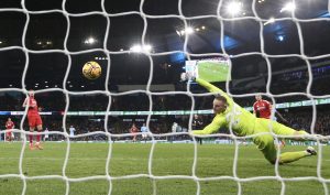 El portero del Nottingham Forest Matz Sels en acción durante el partido de la Premier League que han jugado Manchester City y Nottingham Forest, en Manchester,Reino Unido. EFE/EPA/ADAM VAUGHAN E