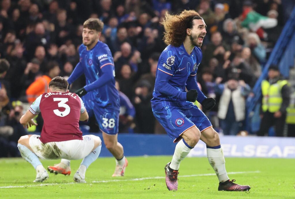 El jugador del Chelsea Marc Cucurella celebra un gol durante el partido de la Premier League que han jugado Chelsea FC y West Ham United, en Londres, Reino Unido. EFE/EPA/NEIL HALL