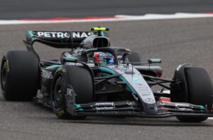 El piloto de Mercedes Andrea Kimi Antonelli, en acción durante los test de pretemporada de Fórmula 1 en el Circuito Internacional de Baréin en Sakhir. EFE/EPA/ALI HAIDER