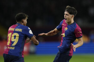El defensa del FC Barcelona Pau Cubarsí (d) celebra su gol, segundo del equipo blaugrana, durante el partido de ida de las semifinales de la Copa del Rey que FC Barcelona y Atlético de Madrid disputan en el estadio Olímpico Lluis Companys. EFE/Enric Fontcuberta
