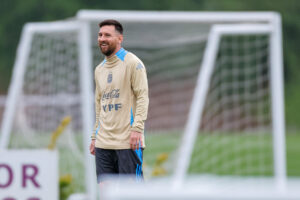 Lionel Messi de Argentina participa en un entrenamiento este lunes, en el Predio de Ezeiza, en Buenos Aires. EFE/ Juan Ignacio Roncoroni