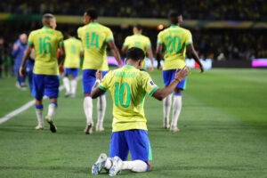 Rodrygo (c), delantero de Brasil, fue registrado este viernes, 6 de septiembre, al celebrar de rodillas un gol que le anotó a Ecuador, durante un partido de la fecha 7 de las eliminatorias suramericanas al Mundial FIFA de 2026, en el estadio Couto Pereira de Curitiba (Brasil). EFE/Andre Coelho CONCACAF