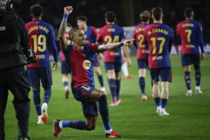 El delantero brasileño del Barcelona Raphael Dias "Raphinha" celebra su gol durante el partido de la jornada 21 de LaLiga entre el Barcelona y el Valencia, este domingo en el Estadi Olímpic Lluís Companys.-EFE/ Alberto Estévez