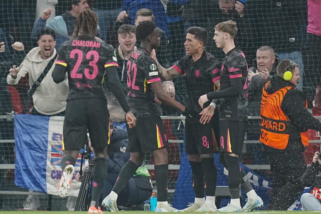 Enzo Fernández celebra el 0-2 con sus compañeros. EFE/EPA/Liselotte Sabroe.