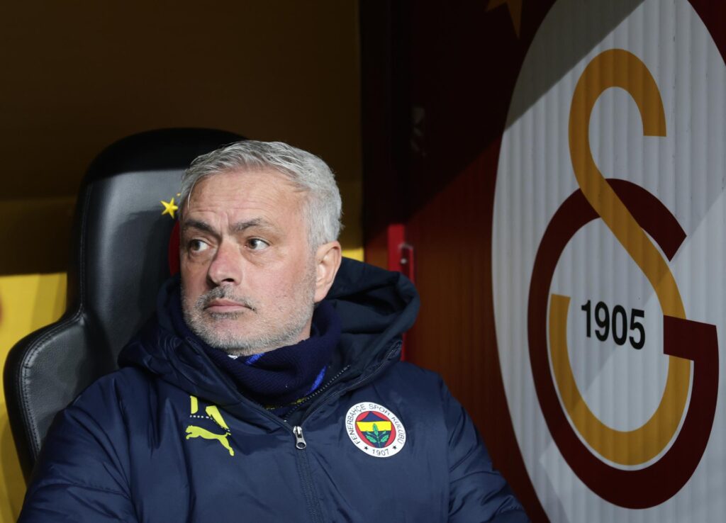 El entrenador del Fenerbahce, José Mourinho, antes del derbI de la Superliga Turca contra el Galatasaray. EFE/EPA/ERDEM SAHIN