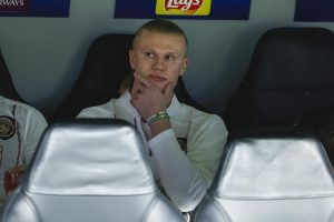El delantero noruego del Manchester City Erling Haaland en el banquillo durante el partido de vuelta de la fase de clasificación de la Liga de Campeones que Real Madrid y Manchester City disputan hoy miércoles en el estadio Santiago Bernabéu. EFE/ Kiko Huesca