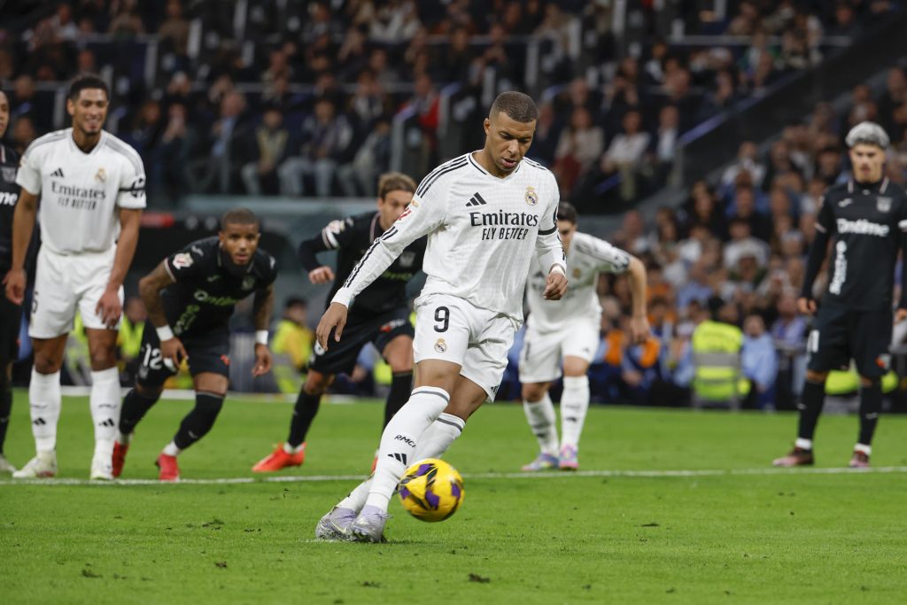 El delantero francés del Real Madrid Kylian Mbappé marca su gol de penalti durante el partido de la jornada 29 de LaLiga que Real Madrid y CD Leganés disputaron en el estadio Santiago Bernabéu. EFE/Juanjo Guillén