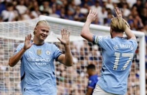 Haaland celebra el 0-1 con De Bruyne Manchester City. EFE/EPA/TOLGA AKMEN.