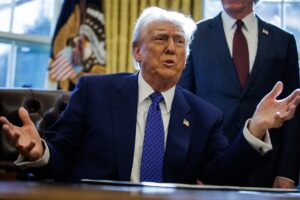El presidente de Estados Unidos, Donald Trump, fue registrado este viernes, 14 de febrero, al dirigirse a la prensa, en el despacho Oval de la Casa Blanca, en Washington DC (EE.UU.). EFE/Samuel Corum/Pool