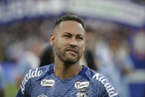 Neymar de Santos reacciona previo a un partido del campeonato Paulista entre Club Corinthians y Santos Futebol en el estadio Neo Química Arena en Sao Paulo (Brasil). EFE/ Sebastiao Moreira