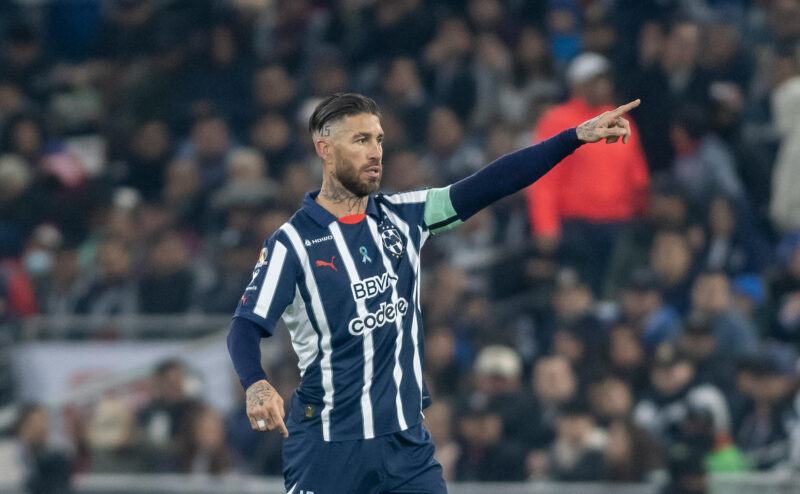 Sergio Ramos de Monterrey da indicaciones en un partido de la jornada 8 del Torneo Clausura 2025 entre Monterrey y Atlético San Luis, en el estadio BBVA, en Monterrey (México). EFE/Miguel Sierra