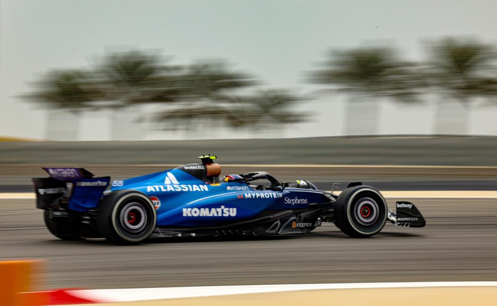SAKHIR (Bahréin), 27/02/2025.- El piloto español Carlos Sainz Jr (Williams), en acción durante los entrenamientos de pretemporada de Fórmula Uno en el circuito de Sakhir, en Bahrein. EFE/ALI HAIDER