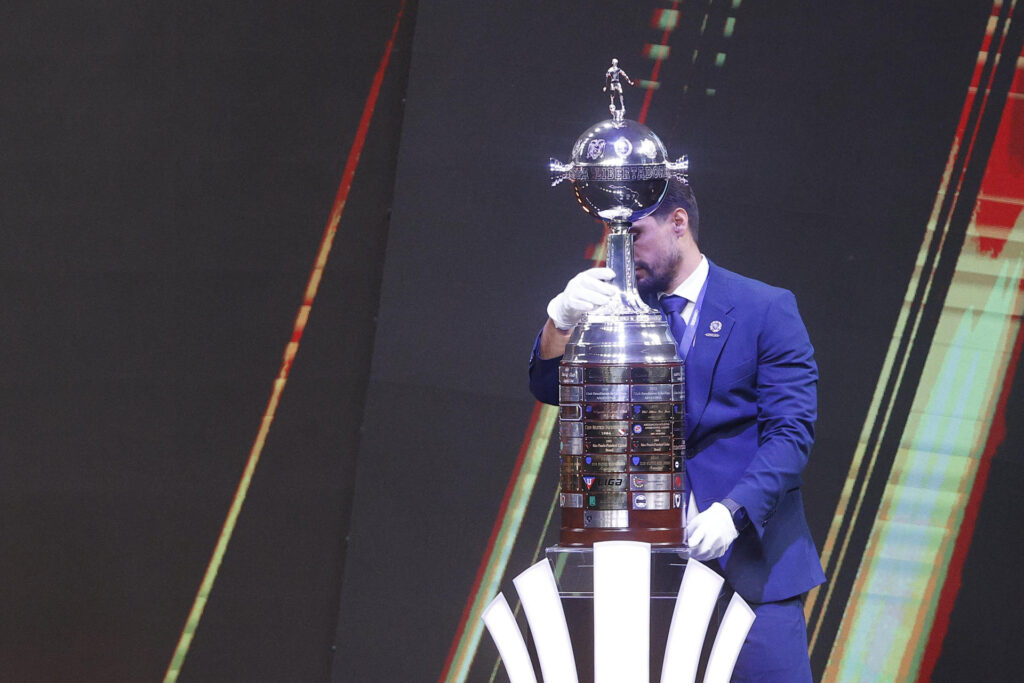 Fotografía del trofeo de la Copa Libertadores que este año recibirá el campeón. EFE/ Juan Pablo Pino