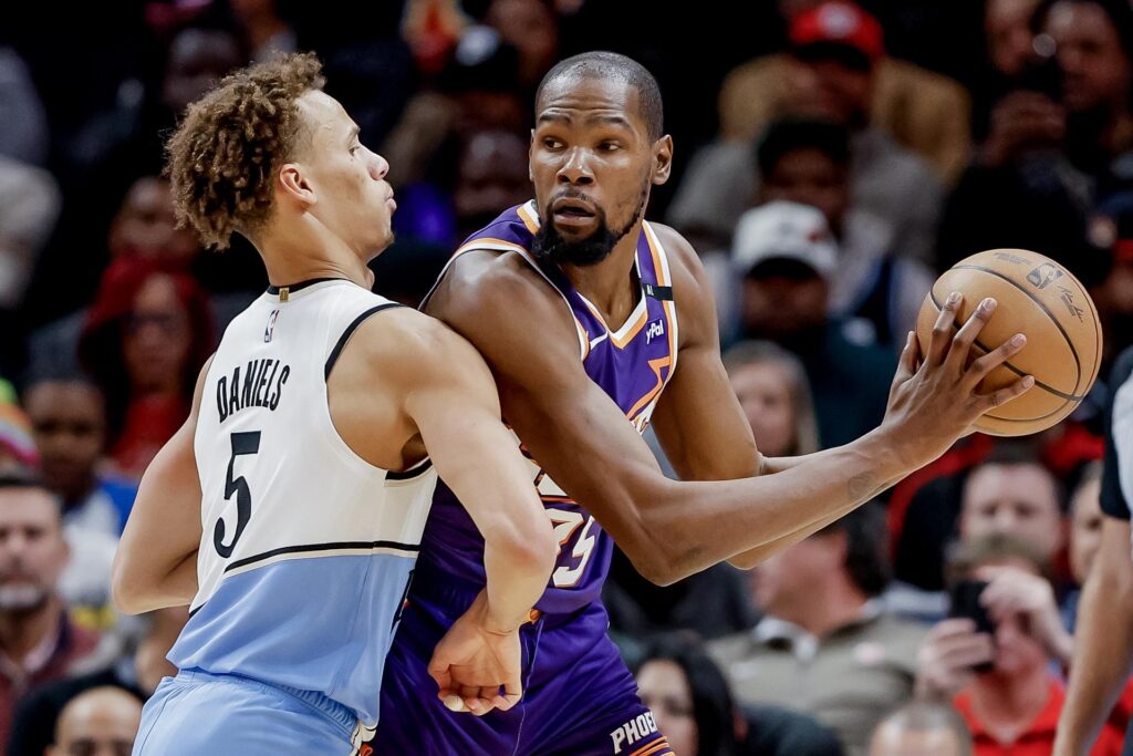 Kevin Duran (d), astro de los Phoenix Suns, trata de superar la marca del base Dyson Daniels durante el partido que los Atlanta Hawks ganaron este miércoles por 122-117 en Atlanta (Georgia). EFE/EPA/ERIK S. LESSER