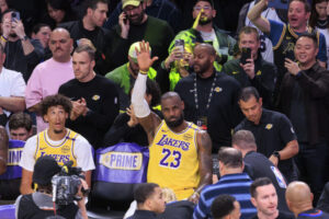 LeBron James (c) de Los Ángeles Lakers saluda durante el partido en el que superó los 50.000 puntos entre temporada regular y 'playoff'. EFE/Javier Rojas