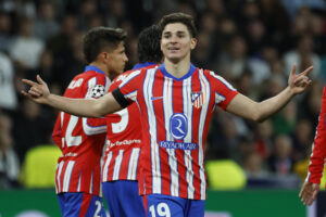 El delantero argentino del Atlético de Madrid Julián Álvarez celebra su gol, primero del equipo rojiblanco, durante el encuentro correspondiente a la ida de los octavos de final de la Liga de Campeones que Real Madrid y Atlético de Madrid disputan en el estadio Santiago Bernabéu, en Madrid. EFE/Juanjo Martín