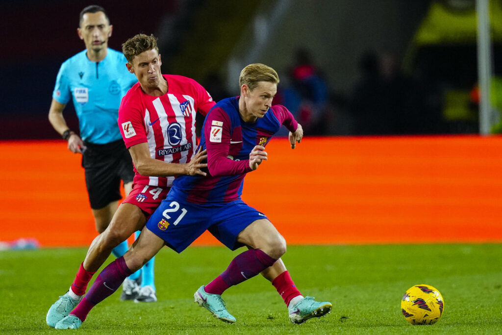 El centrocampista del FC Barcelona Frenkie de Jong (d) escapa de Marcos Llorente, del Atlético, en el Estadio Olímpico de Montjuic en foto de archivo de Enric Fontcuberta. EFe