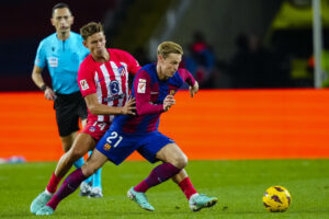 El centrocampista del FC Barcelona Frenkie de Jong (d) escapa de Marcos Llorente, del Atlético, en el Estadio Olímpico de Montjuic en foto de archivo de Enric Fontcuberta. EFe