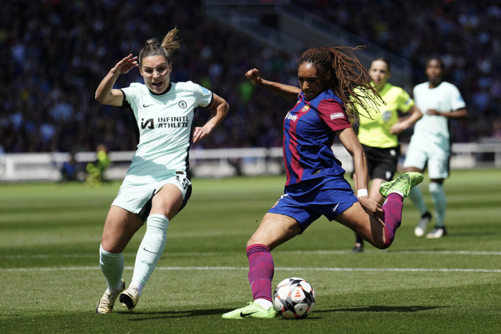 La delantera del FC Barcelona Salma Paralluelo (d) dispara ante la centrocampista del Chelsea Rytting Kaneryd (i) durante el partido de Ida de semifinales de la Liga de Campeones femenina UEFA disputado en el Estadio Olímpico Lluis Companys de Barcelona. EFE/Enric Fontcuberta Champions League Femenina