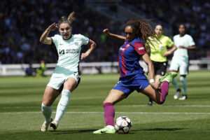 La delantera del FC Barcelona Salma Paralluelo (d) dispara ante la centrocampista del Chelsea Rytting Kaneryd (i) durante el partido de Ida de semifinales de la Liga de Campeones femenina UEFA disputado en el Estadio Olímpico Lluis Companys de Barcelona. EFE/Enric Fontcuberta Champions League Femenina