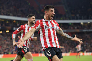 El lateral del Athletic Yuri Berchiche celebra tras anotar el segundo gol del equipo este jueves, durante el partido correspondiente a la vuelta de los octavos de final de la Europa League, entre el Athletic de Bilbao y la Roma EFE/ Miguel Toña