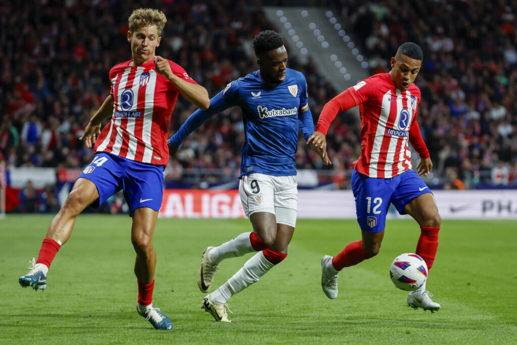 El delantero del Athletic Iñaki Williams (c) pelea un balón con Samuel Lino (d) y Marcos Llorente, ambos del Atlético, durante el partido de Liga que Atlético de Madrid y Athletic Club disputaron la pasada temporada en el estadio Metropolitano. EFE/Mariscal