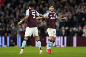 El jugador Marco Asensio, del Aston Villa (d), celebra el 1-1 durante el partido de la Premier League que han jugado Aston Villa y Chelsea, en Birmingham, Reino Unido. EFE/EPA/TIM KEETON