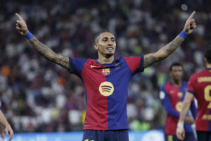 El delantero brasileño del Barcelona Raphinha celebra el quinto gol de su equipo durante el partido de la final de la Supercopa de España de fútbol entre el Real Madrid y el FC Barcelona, este domingo en Yeda, Arabia Saudí. EFE/ Alberto Estévez Champions League