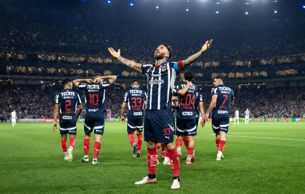 Sergio Ramos (c), deL Rayados de Monterrey, celebra un gol ante Santos durante un partido de la Liga MX en el estadio BBVA en Monterrey (México). EFE/ Miguel Sierra