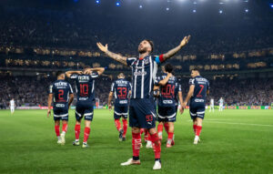 Sergio Ramos (c), deL Rayados de Monterrey, celebra un gol ante Santos durante un partido de la Liga MX en el estadio BBVA en Monterrey (México). EFE/ Miguel Sierra